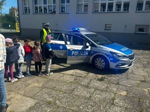 Policjantka podczas spotkania z dziećmi