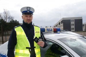 Policjant z legitymacją policyjną i legitymacja egzaminatora