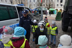 Policjant pokazuje radiowóz dzieciom