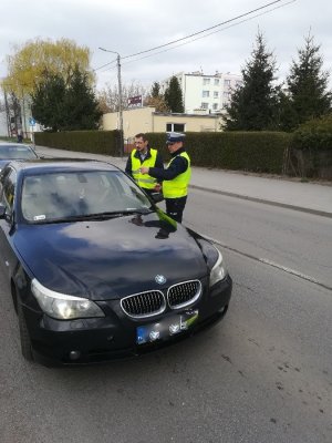 policjant rozmawia z kierującym samochodem