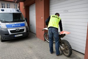 policjant ogląda odzyskany motocykl
