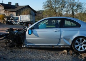 Uszkodzone auto w wyniku wypadku