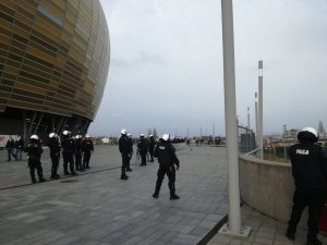 policjanci zabezpieczający mecz piłkarski