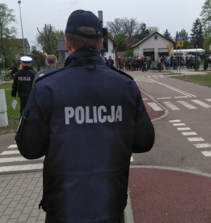 Policjant obserwuje zmagania uczestników BRD