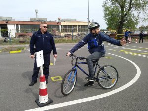 policjanci i dzieci na rowerach