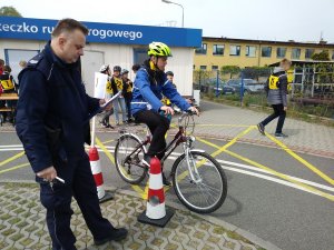 policjanci i dzieci na rowerach