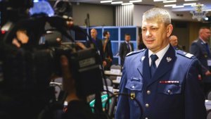 Komendant Wojewódzki Policji w Gdańsku udziela wywiadu do jednej z telewizji.