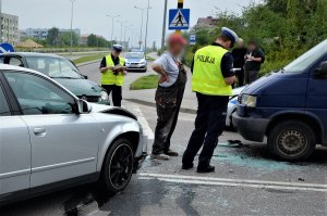 policjanci pracują przy wypadku drogowym