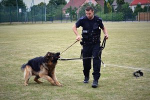 Policjant z komunikatu z psem w trakcie ćwiczeń