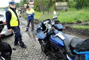 Policjant w trakcie oględzin motocykla biorącego udział w zdarzeniu
