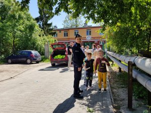 Policjanta z dziećmi