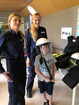 policjanci z dziećmi w szpitalu