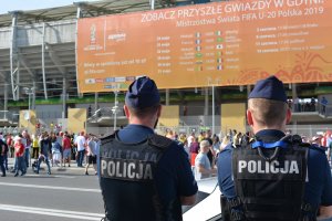 policjanci zabezpieczają okolice stadionu