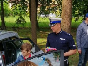 policjanci z dziećmi