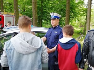 policjanci z dziećmi