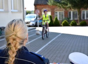 Policjantka egzaminuje rowerzystę