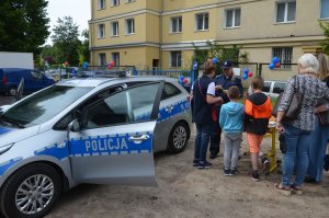 policjanci i dzieci na festynie