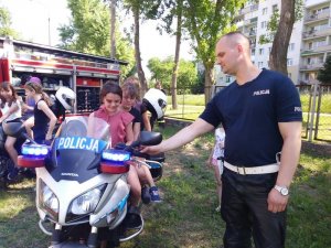 Policjant pokazuje motocykl dziecku
