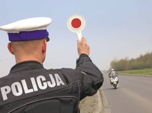 Policjant zatrzymuje motocykl