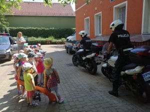 Policjanci prezentują przedszkolakom motocykle