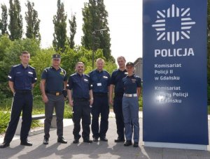 Wspólne zdjęcie policjantów z Włoch oraz Polski przed siedzibą KPII w Gdańsku