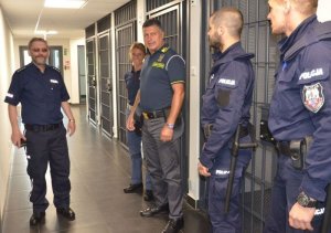 Policjanci z Włoch w trakcie wizytacji KPII w Gdańsku - oprowadza ich zastępca komendanta KP II w Gdańsku