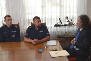 policjanci i prezydent Sopotu przy stole