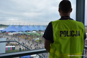 Policjanci zabezpieczają festiwal