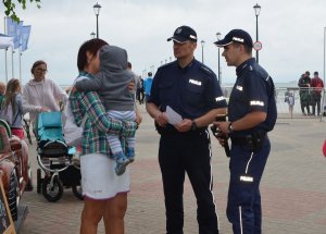 Policjanci rozmawiają z turystami