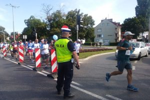 policjant zabezpiecza maraton