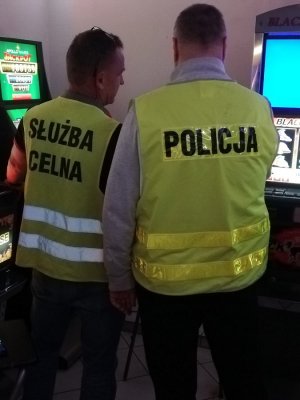 policjant przy automacie do gier