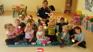 Policjantka na zajęciach z dziećmi w przedszkolu