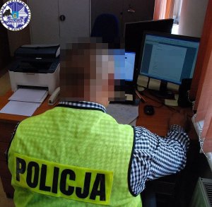 Policjant w trakcie pracy przed komputerem
