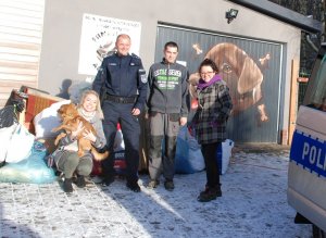 Policjanci w trakcie zbiórki  dla bezdomnych zwierząt ze schroniska Animals