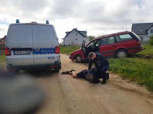 policjant zatrzymuje człowieka
