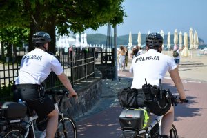 Policjanci jadą na rowerach