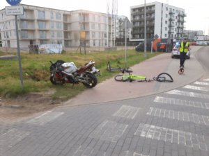 motocykl i uszkodzone rowery