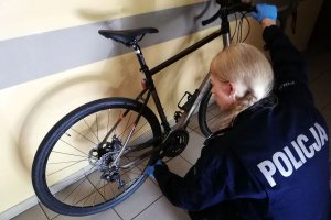 policjantka przeprowadza oględziny roweru