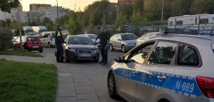 policjanci i zatrzymany samochód
