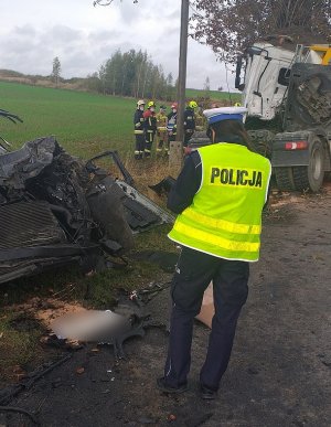 policjant na miejscu wypadku
