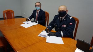 Komendant Wojewódzki podpisuje porozumienie z prezesem Lotosu