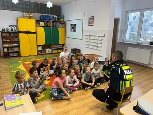 policjanci odwiedzili dzieci w przedszkolu