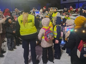 policjanci rozdawali odblaski dzieciom podczas nocnego rajdu