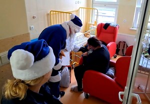 Niebieski mikołaj w odwiedzinach u dzieci