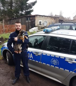 Policjant z porzuconym psem