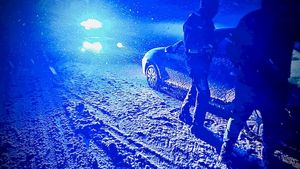 Policjanci pracujący podczas śnieżycy