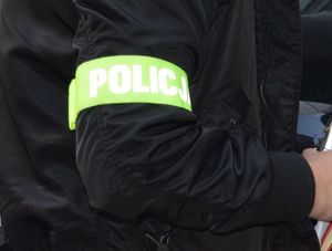 Znacznik policja na rękawie mundurowego