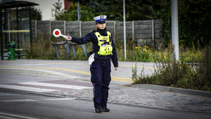 Policjantka podczas kierowani ruchem
