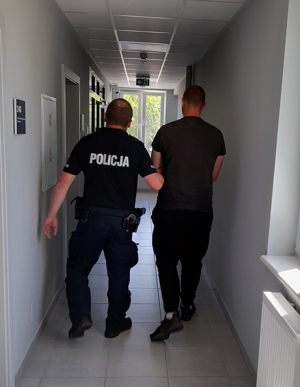 Policjanci zatrzymali mężczyznę w związku z podpaleniem drewnianego