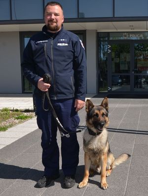 Policjant z psem Mentosem